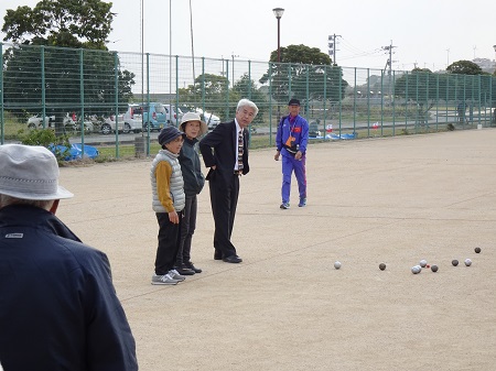 五島市長杯ペタンク親善大会の試合を見学する野口市長の様子