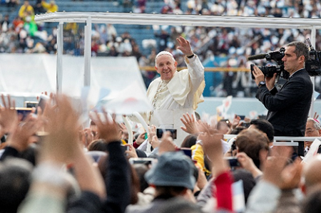 フランシスコ教皇が手を振っている写真