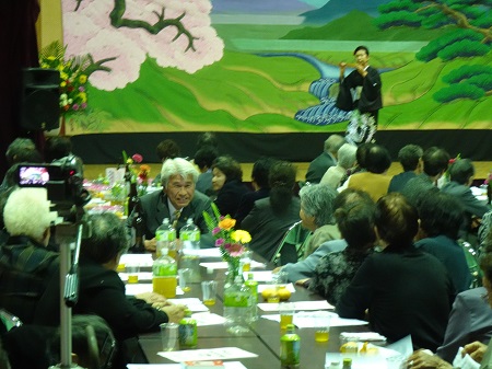 崎山敬老会で敬老者と懇談する野口市長の様子
