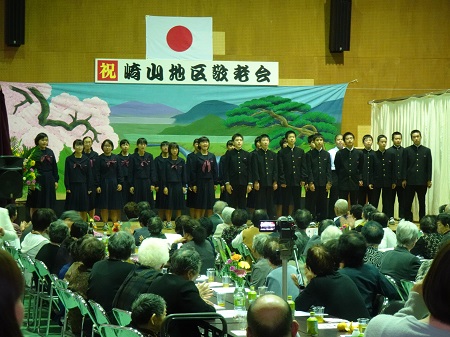 崎山敬老会での崎山中学生の合唱