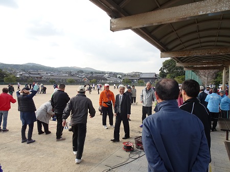 五島市シルバー人材センター杯ペタンク大会で参加者に声をかける野口市長の様子