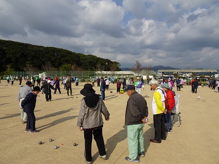 五島市シルバー人材センター杯ペタンク大会を見学する野口市長の様子