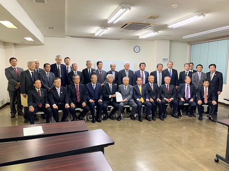 谷川弥一衆議院議員への要望活動の様子