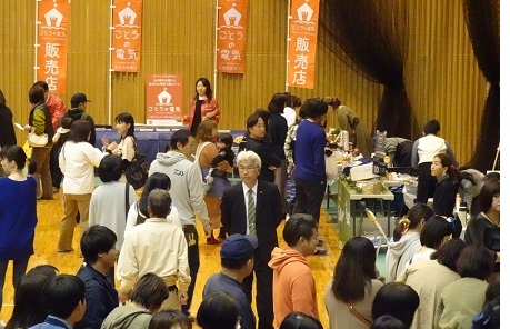 ハンドメイド会場を見学する野口市長の様子