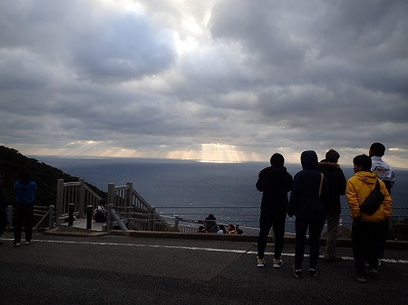 2019最後の夕陽鑑賞会で夕陽を待っている人々