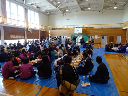 おいしいお餅を食べる人々