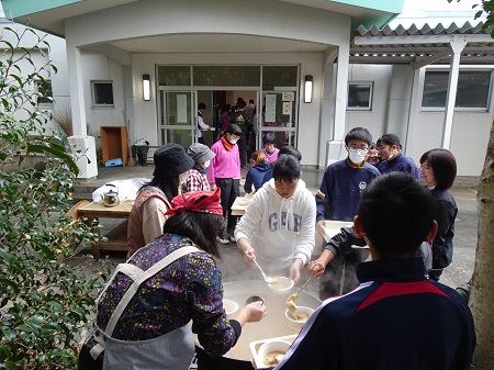 お餅を料理するみなさん