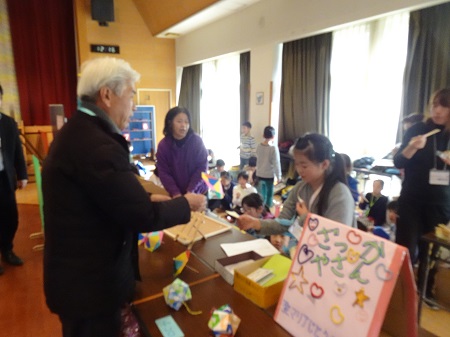 こどものくに、つばきッズタウンで子どもと接する市長