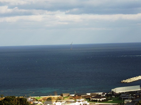 海に浮かぶ浮体式洋上風力発電