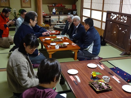 五島シカ肉祭りで談笑する市長