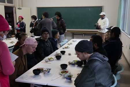 五島シカ肉祭りで料理に舌鼓をうつ皆さん