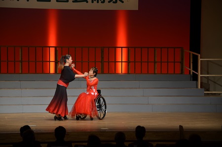 車いすの女性のダンス