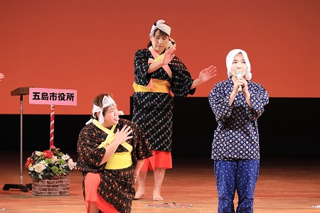 愛のチャリティ歌の祭典で最優秀個人賞を獲得した泉井さん（五島市岐宿支所）