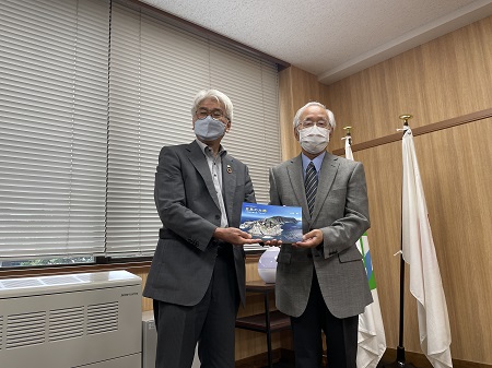 久保進氏「フォト歳時記Ⅵ 五島の大地～2000万年を歩いてみよう～」寄贈式