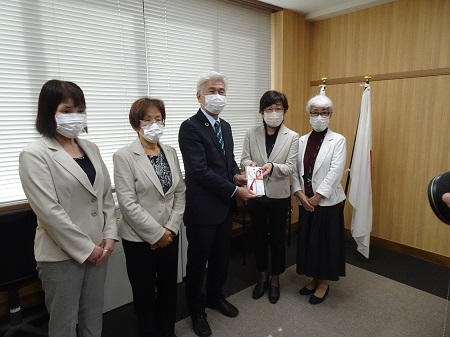 愛のチャリティ歌の祭典収益金贈呈式