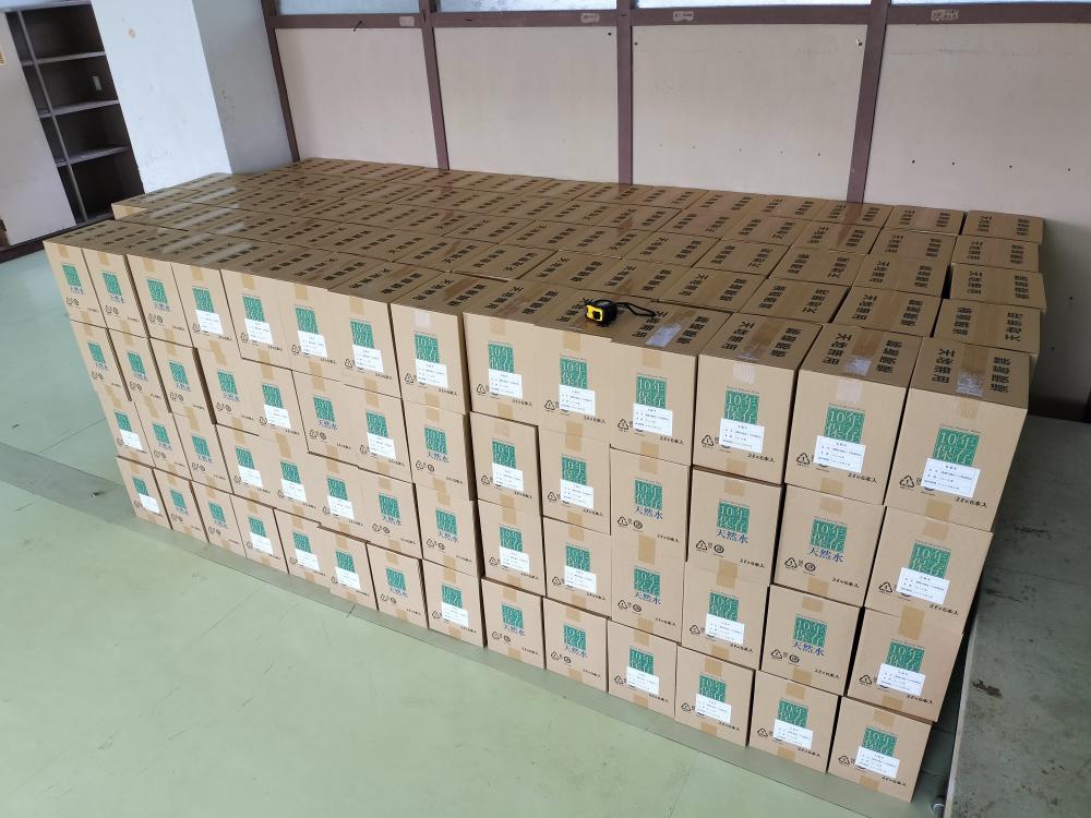 災害用備蓄飲料水を並べている様子の画像
