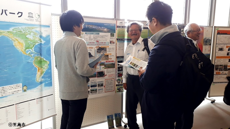 五島列島ジオパーク推進協議会事務局員が見どころや活動内容について説明する様子の写真