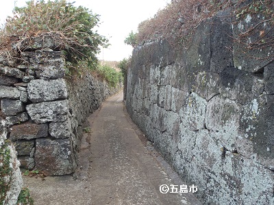 赤島の石垣の写真