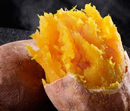 人気商品のお芋。ホクホクした黄色の実から湯気が立ち、とても美味しそうな写真。