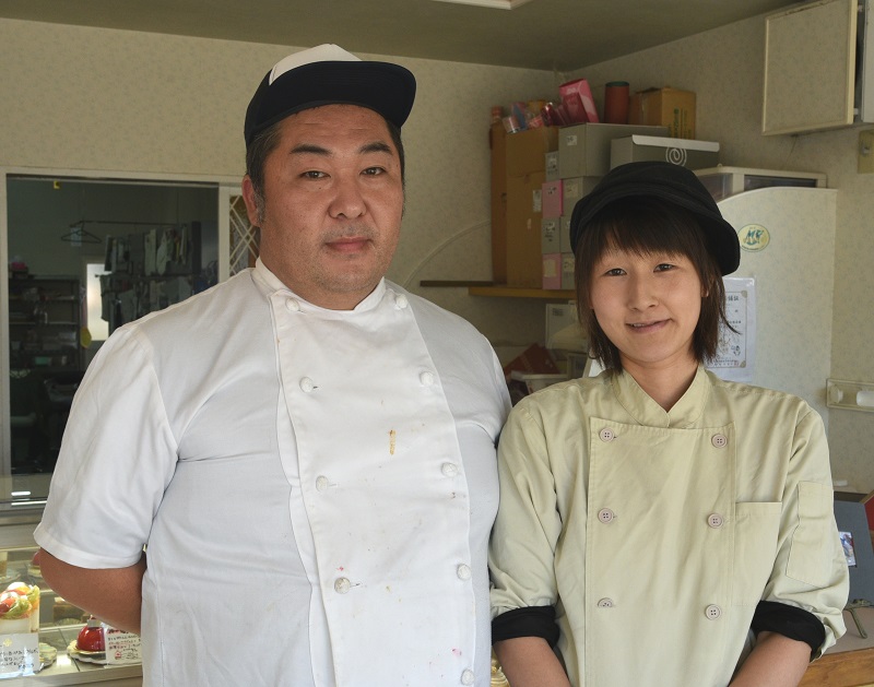 店主の畑中輝夫さんと妻のあき子さんが並んで微笑んでいる。