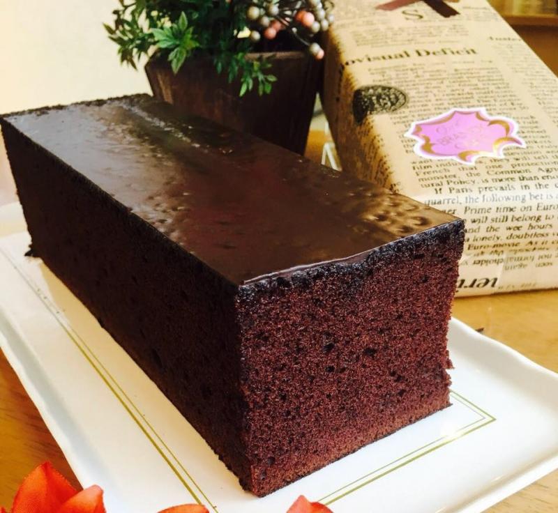 創業以来変わらないブランデーケーキ。長方形型でチョコレートがコーティングされている。