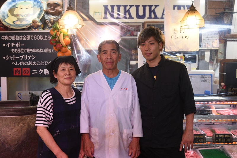 店主の田橋さん（中央）と妻の智子さん（左）、次男由基さんの画像