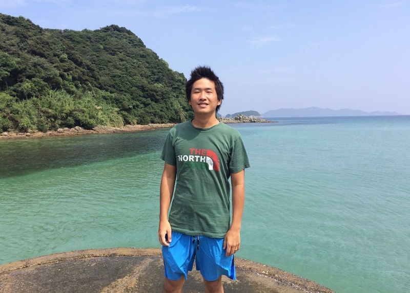 五島の青い海をバックに微笑む澤村さん