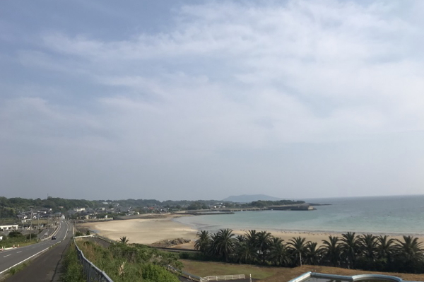 大浜海岸の透き通った海と海面に映る人影