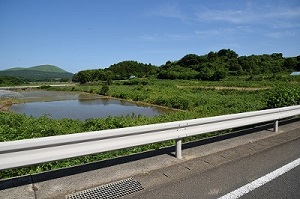 田んぼ越しに望む鬼岳（高田町）