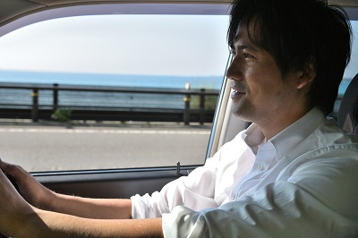 車を運転する神田さんの写真。