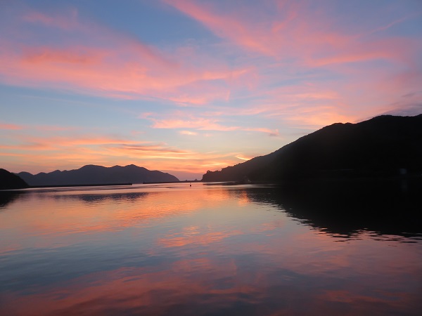 荒川の夕陽を写した写真。青と紫色のコントラストが美しい。