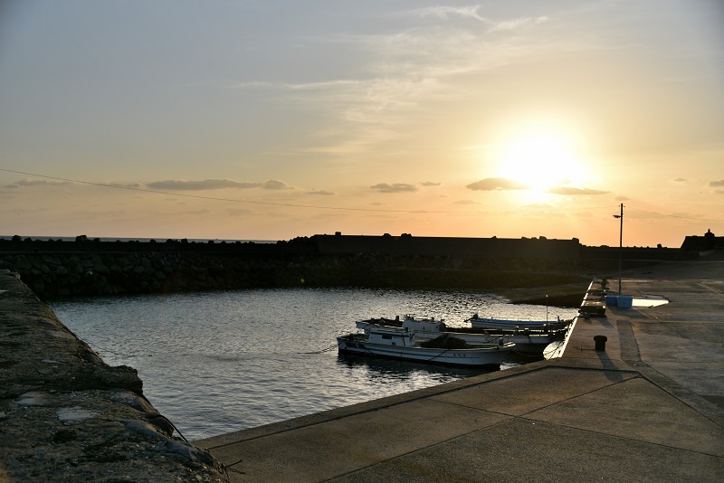 長手漁港から望む朝日の写真
