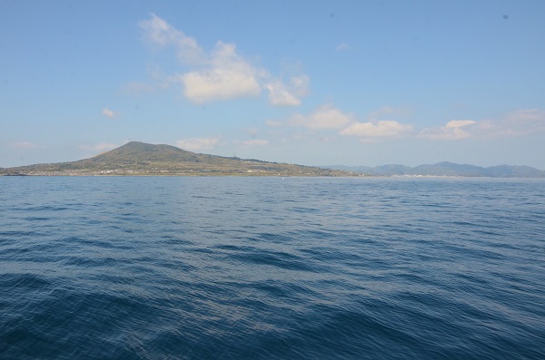海から見る火の岳