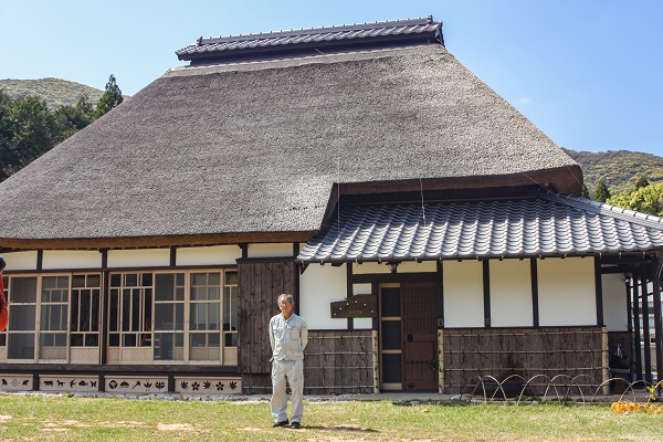 茅葺き屋根の家と宮崎さん