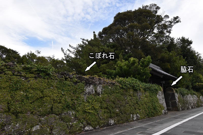 福江武家屋敷通りの石垣。こぼれ石と脇石が乗っている。