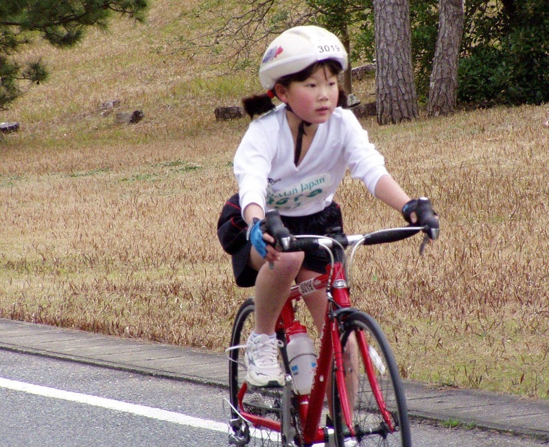 子どもの頃の出口さんが自転車をこぐ様子を写した写真。
