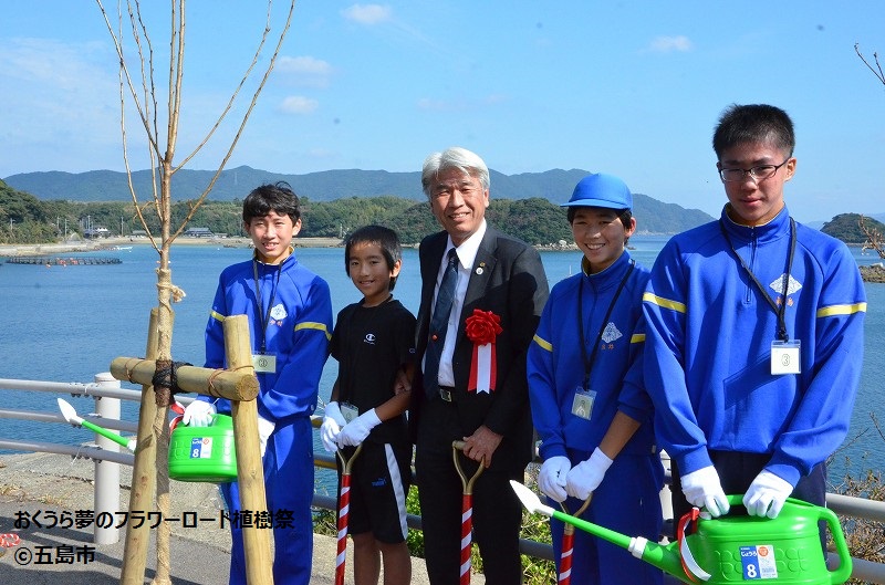 植樹を終えた市長と小中学生の画像
