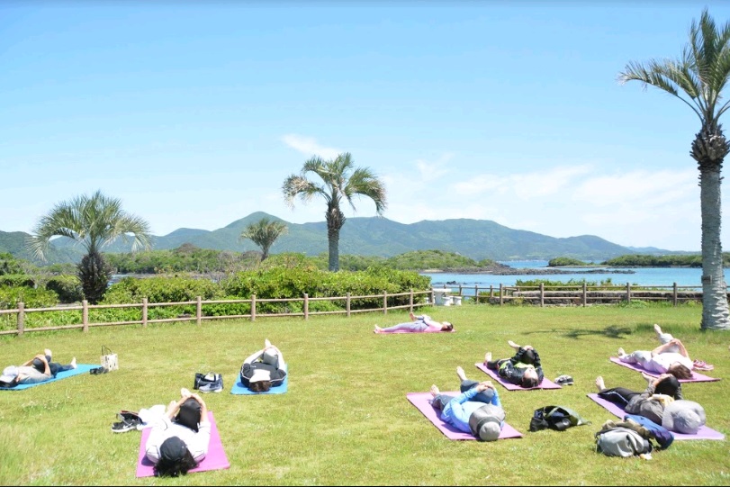 多郎島公園でヨガをしている様子3の画像