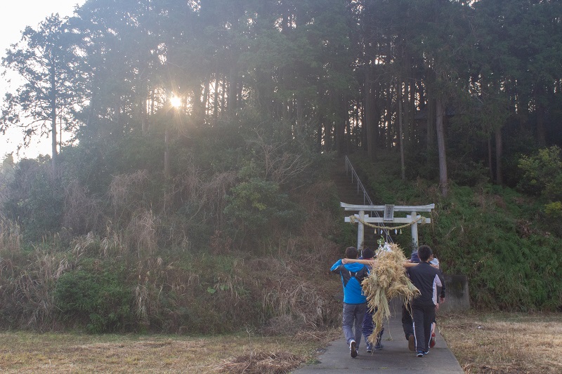 神社へ奉納する様子1の画像