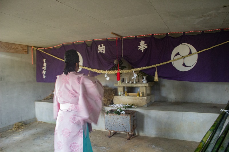 神社へ奉納する様子2の画像