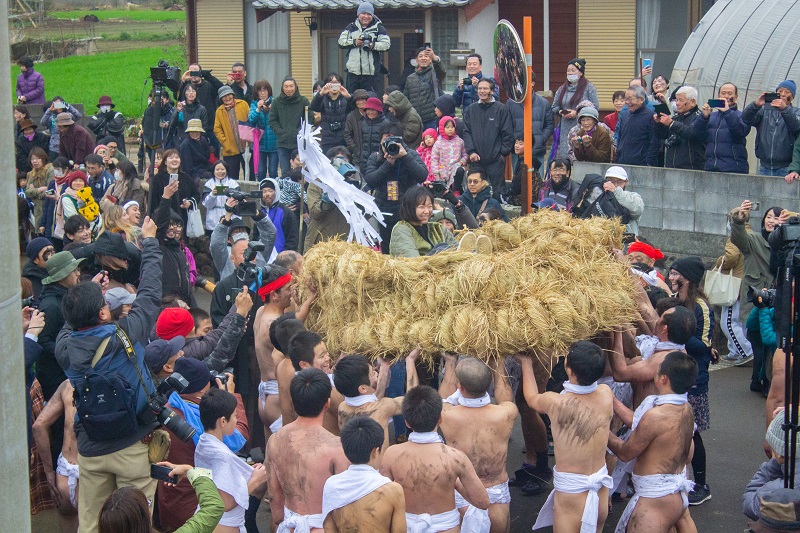 大草履に乗せられた女性の画像