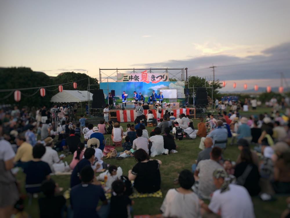三井楽夏まつりでステージイベントを楽しむ人々