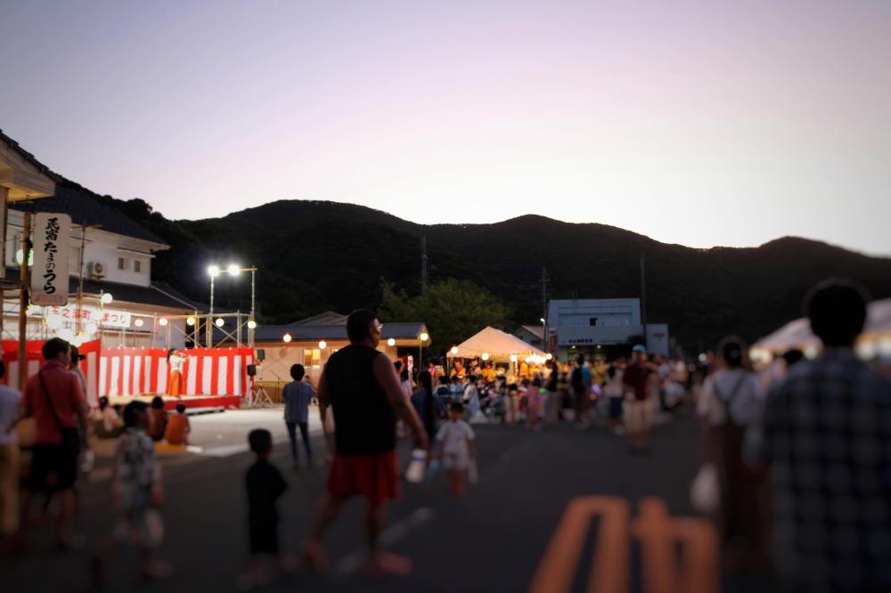 玉之浦町港祭り 薄暗くなり盛り上がりも最高潮に