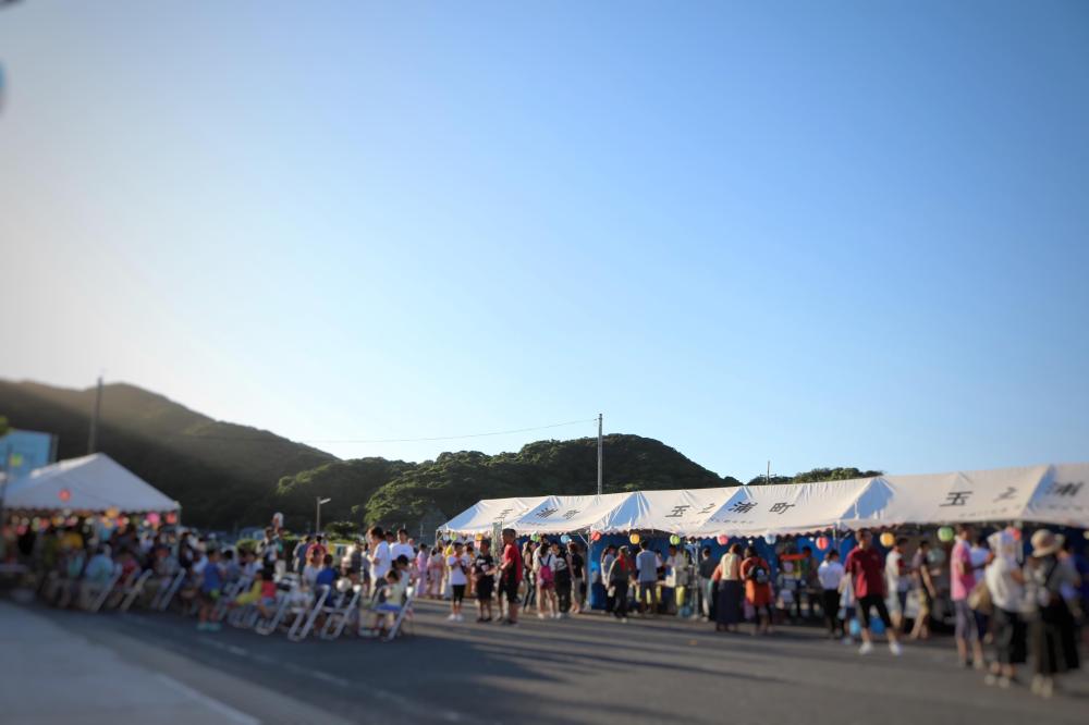 玉之浦町港祭りが人々でにぎわう様子