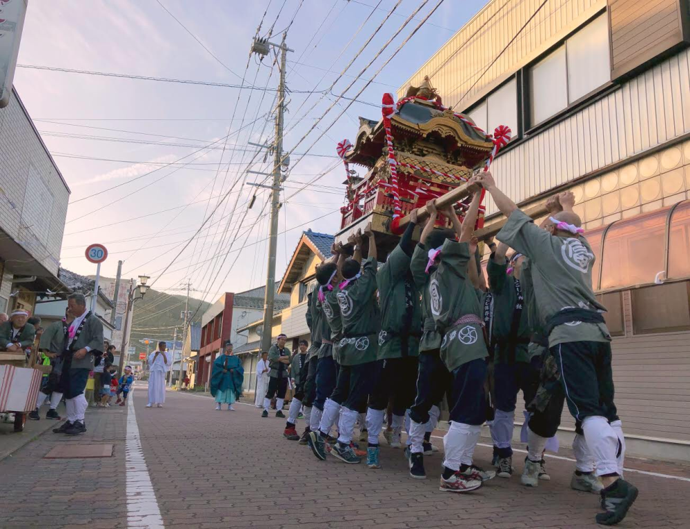 お神輿を担いだ男性たち