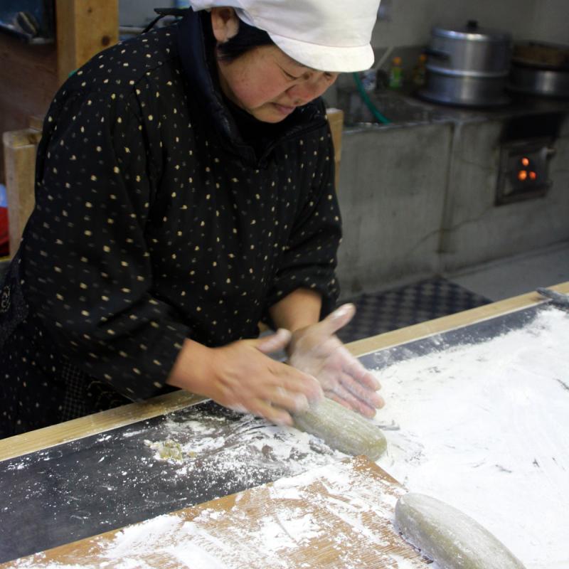 かんころ餅をつくる松村さんの画像