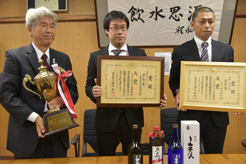 賞状を持った三崎社長と杜氏の谷川さん