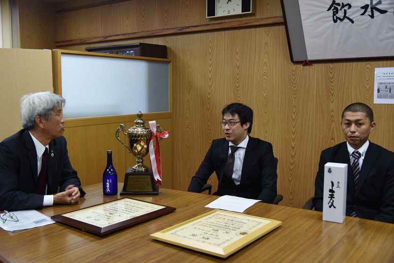 市長と歓談する三崎社長と杜氏の谷川さん