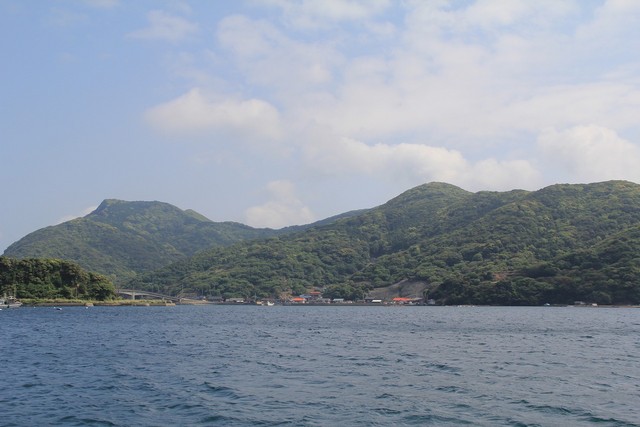 玉之浦湾からのぞむ島山島の画像