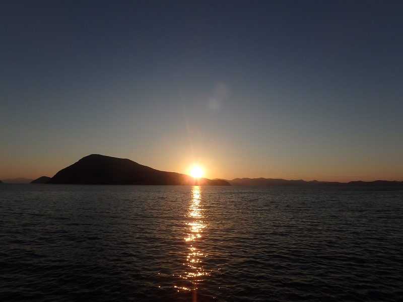 ツブラ島に沈む夕陽の画像